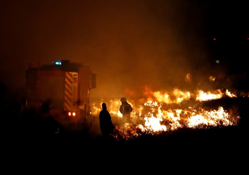 Petugas pemadam kebakaran memadamkan api yang menyebar di halaman bandara internasional utama Kenya (JKIA) di Nairobi, Kenya, 21 Februari 2025. Petugas pemadam kebakaran memadamkan api yang menyebar di halaman bandara internasional utama Kenya (JKIA) di Nairobi, Kenya, 21 Februari 2025. (REUTERS/Monicah Mwangi)