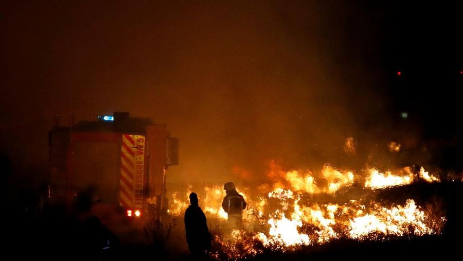 Petugas pemadam kebakaran memadamkan api yang menyebar di halaman bandara internasional utama Kenya (JKIA) di Nairobi, Kenya, 21 Februari 2025. (REUTERS/Monicah Mwangi)