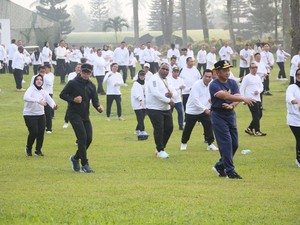 Video: Momen Mendagri Senam Bareng Kepala Daerah saat Pembukaan Retret