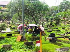 Peziarah Padati TPU Karet Bivak Jelang Ramadan