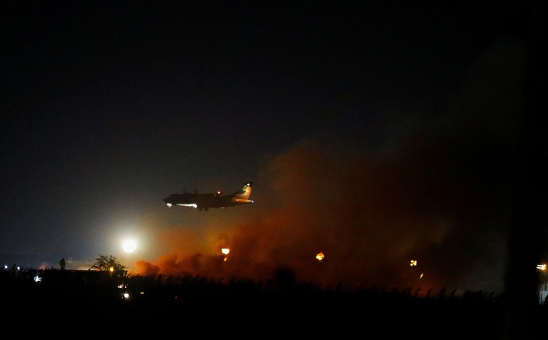 Petugas pemadam kebakaran memadamkan api yang menyebar di halaman bandara internasional utama Kenya (JKIA) di Nairobi, Kenya, 21 Februari 2025. Petugas pemadam kebakaran memadamkan api yang menyebar di halaman bandara internasional utama Kenya (JKIA) di Nairobi, Kenya, 21 Februari 2025. (REUTERS/Monicah Mwangi)
