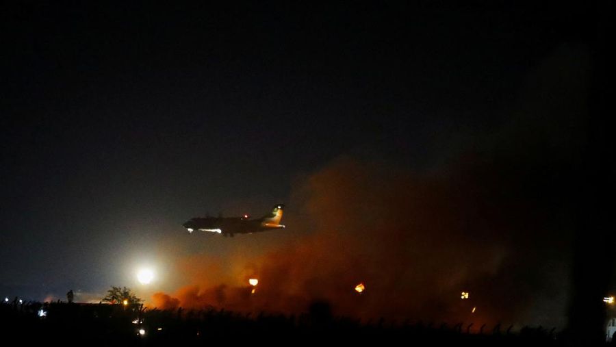 Petugas pemadam kebakaran memadamkan api yang menyebar di halaman bandara internasional utama Kenya (JKIA) di Nairobi, Kenya, 21 Februari 2025. (REUTERS/Monicah Mwangi)