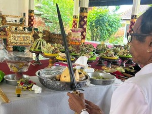 Tradisi Tumpek Landep: 9 Keris Pusaka Raja Karangasem Diupacarai
