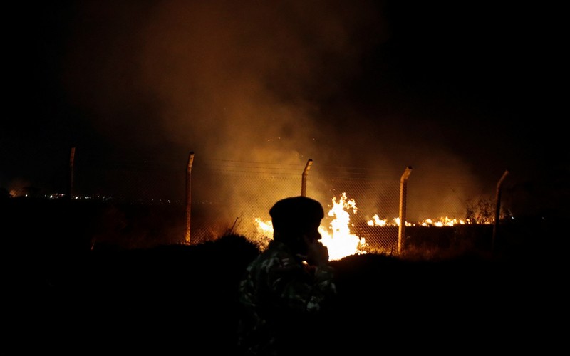 Petugas pemadam kebakaran memadamkan api yang menyebar di halaman bandara internasional utama Kenya (JKIA) di Nairobi, Kenya, 21 Februari 2025. (REUTERS/Monicah Mwangi)