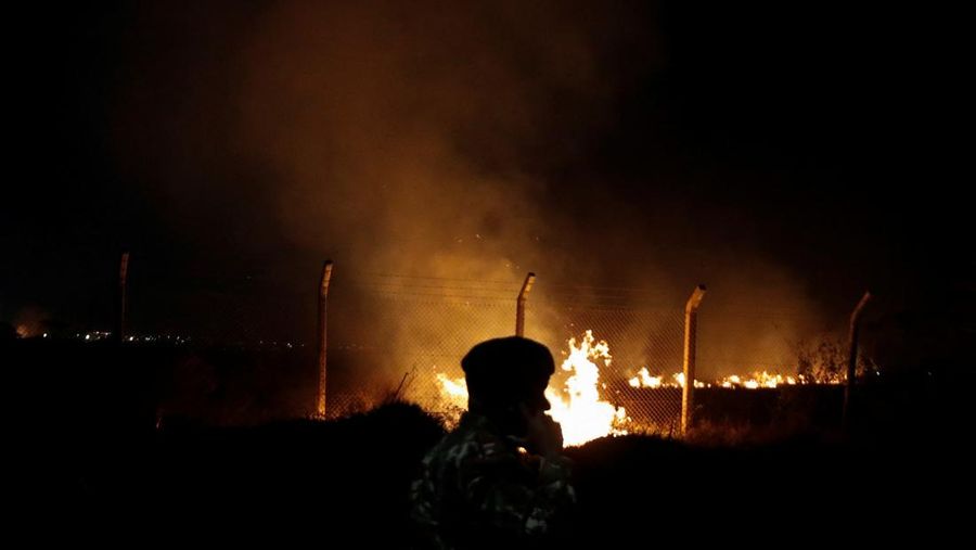 Petugas pemadam kebakaran memadamkan api yang menyebar di halaman bandara internasional utama Kenya (JKIA) di Nairobi, Kenya, 21 Februari 2025. (REUTERS/Monicah Mwangi)