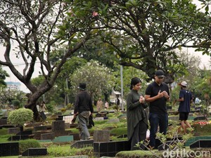 Hukum dan Adab Ziarah Kubur bagi Perempuan
