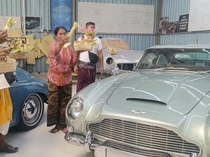Mobil-Kapal Klasik Handmade di Gianyar Diupacarai Saat Tumpek Landep