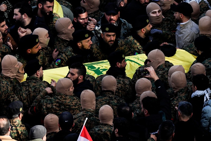 Para pelayat berkumpul pada hari upacara pemakaman umum untuk mendiang pemimpin Hizbullah Hassan Nasrallah dan Hashem Safieddine, yang tewas dalam serangan udara Israel tahun lalu, di Stadion Olahraga Camille Chamoun, di pinggiran Beirut, Lebanon, 23 Februari 2025. (REUTERS/Thaier Al-Sudani)