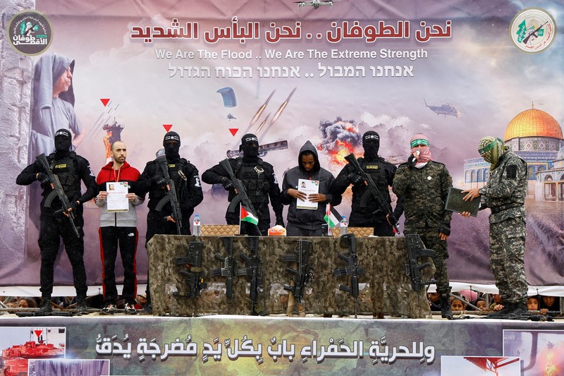Avera Mengistu, yang memasuki Gaza sekitar satu dekade lalu dan telah ditahan di sana sejak itu, dan Tal Shoham, seorang sandera yang ditahan di Gaza sejak serangan mematikan 7 Oktober 2023, dibebaskan sebagai bagian dari gencatan senjata dan kesepakatan pertukaran sandera-tahanan antara Hamas dan Israel, di Rafah, di Jalur Gaza selatan, 22 Februari 2025. Avera Mengistu, yang memasuki Gaza sekitar satu dekade lalu dan telah ditahan di sana sejak itu, dan Tal Shoham, seorang sandera yang ditahan di Gaza sejak serangan mematikan 7 Oktober 2023, dibebaskan sebagai bagian dari gencatan senjata dan kesepakatan pertukaran sandera-tahanan antara Hamas dan Israel, di Rafah, di Jalur Gaza selatan, 22 Februari 2025. (REUTERS/Hatem Khaled)