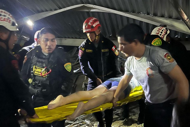 Setidaknya enam orang tewas dan 78 lainnya terluka setelah atap pusat jajanan di sebuah pusat perbelanjaan di Peru utara runtuh, kata pihak berwenang pada Sabtu (21/2/2025). (Tangkapan Layar Video Reuters/PANAMERICANA TV / MINISTRY OF INTERIOR)