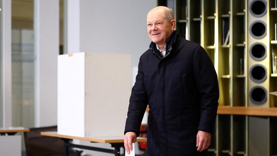 Kanselir Jerman Olaf Scholz dari Partai Sosial Demokrat (SPD) memberikan suara selama pemilihan umum 2025, di Potsdam, Jerman, 23 Februari 2025. (REUTERS/Lisi Niesner)