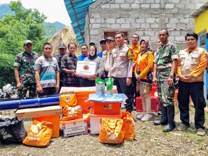 Kapolres Ponorogo Pantau Langsung Lokasi Rumah Tertimpa Batu Besar