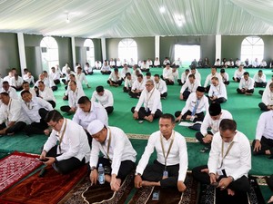 Suasana Khidmat Kepala Daerah Jalani Ibadah saat Retret Pembekalan Akmil