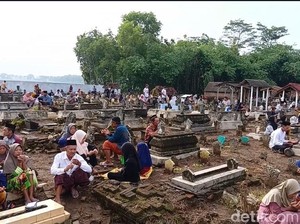 Ratusan Warga Trenggalek Nyekar Bareng Jelang Ramadan