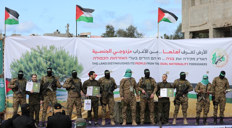 Avera Mengistu, yang memasuki Gaza sekitar satu dekade lalu dan telah ditahan di sana sejak itu, dan Tal Shoham, seorang sandera yang ditahan di Gaza sejak serangan mematikan 7 Oktober 2023, dibebaskan sebagai bagian dari gencatan senjata dan kesepakatan pertukaran sandera-tahanan antara Hamas dan Israel, di Rafah, di Jalur Gaza selatan, 22 Februari 2025. Avera Mengistu, yang memasuki Gaza sekitar satu dekade lalu dan telah ditahan di sana sejak itu, dan Tal Shoham, seorang sandera yang ditahan di Gaza sejak serangan mematikan 7 Oktober 2023, dibebaskan sebagai bagian dari gencatan senjata dan kesepakatan pertukaran sandera-tahanan antara Hamas dan Israel, di Rafah, di Jalur Gaza selatan, 22 Februari 2025. (REUTERS/Hatem Khaled)