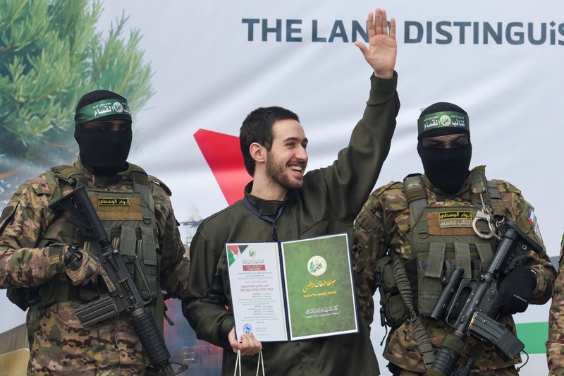 Avera Mengistu, yang memasuki Gaza sekitar satu dekade lalu dan telah ditahan di sana sejak itu, dan Tal Shoham, seorang sandera yang ditahan di Gaza sejak serangan mematikan 7 Oktober 2023, dibebaskan sebagai bagian dari gencatan senjata dan kesepakatan pertukaran sandera-tahanan antara Hamas dan Israel, di Rafah, di Jalur Gaza selatan, 22 Februari 2025. Avera Mengistu, yang memasuki Gaza sekitar satu dekade lalu dan telah ditahan di sana sejak itu, dan Tal Shoham, seorang sandera yang ditahan di Gaza sejak serangan mematikan 7 Oktober 2023, dibebaskan sebagai bagian dari gencatan senjata dan kesepakatan pertukaran sandera-tahanan antara Hamas dan Israel, di Rafah, di Jalur Gaza selatan, 22 Februari 2025. (REUTERS/Hatem Khaled)