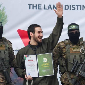 Potret Momen Hamas Bebaskan 6 Sandera Israel Terakhir