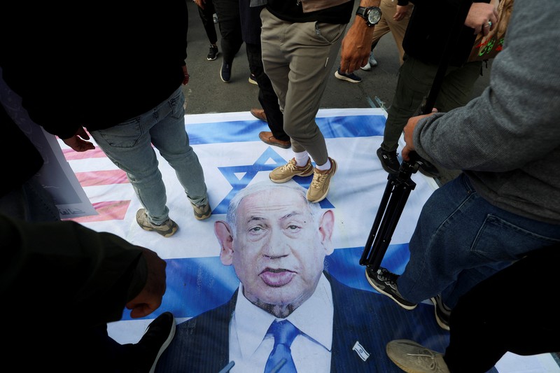 Para pelayat berkumpul pada hari upacara pemakaman umum untuk mendiang pemimpin Hizbullah Hassan Nasrallah dan Hashem Safieddine, yang tewas dalam serangan udara Israel tahun lalu, di Stadion Olahraga Camille Chamoun, di pinggiran Beirut, Lebanon, 23 Februari 2025. (REUTERS/Thaier Al-Sudani)