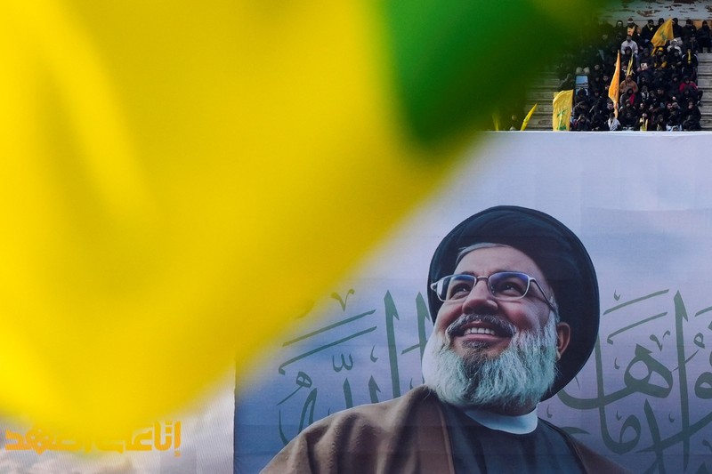 Para pelayat berkumpul pada hari upacara pemakaman umum untuk mendiang pemimpin Hizbullah Hassan Nasrallah dan Hashem Safieddine, yang tewas dalam serangan udara Israel tahun lalu, di Stadion Olahraga Camille Chamoun, di pinggiran Beirut, Lebanon, 23 Februari 2025. (REUTERS/Thaier Al-Sudani)