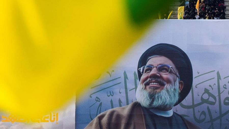 Para pelayat berkumpul pada hari upacara pemakaman umum untuk mendiang pemimpin Hizbullah Hassan Nasrallah dan Hashem Safieddine, yang tewas dalam serangan udara Israel tahun lalu, di Stadion Olahraga Camille Chamoun, di pinggiran Beirut, Lebanon, 23 Februari 2025. (REUTERS/Thaier Al-Sudani)