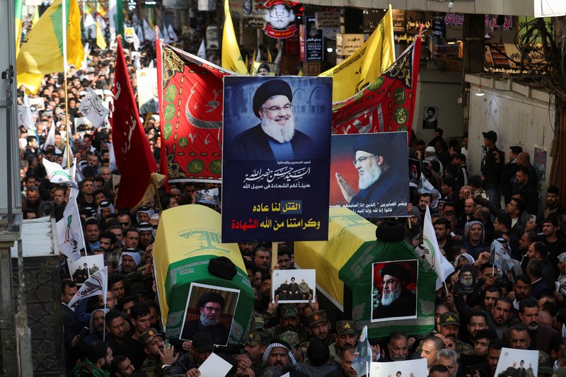 Para pelayat berkumpul pada hari upacara pemakaman umum untuk mendiang pemimpin Hizbullah Hassan Nasrallah dan Hashem Safieddine, yang tewas dalam serangan udara Israel tahun lalu, di Stadion Olahraga Camille Chamoun, di pinggiran Beirut, Lebanon, 23 Februari 2025. (REUTERS/Thaier Al-Sudani)