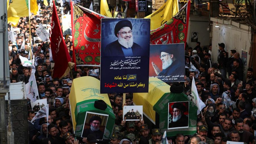 Para pelayat berkumpul pada hari upacara pemakaman umum untuk mendiang pemimpin Hizbullah Hassan Nasrallah dan Hashem Safieddine, yang tewas dalam serangan udara Israel tahun lalu, di Stadion Olahraga Camille Chamoun, di pinggiran Beirut, Lebanon, 23 Februari 2025. (REUTERS/Thaier Al-Sudani)