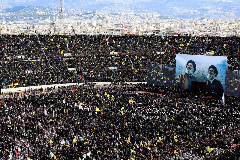 Para pelayat berkumpul pada hari upacara pemakaman umum untuk mendiang pemimpin Hizbullah Hassan Nasrallah dan Hashem Safieddine, yang tewas dalam serangan udara Israel tahun lalu, di Stadion Olahraga Camille Chamoun, di pinggiran Beirut, Lebanon, 23 Februari 2025. (REUTERS/Thaier Al-Sudani)