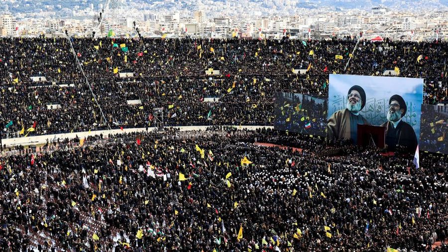 Para pelayat berkumpul pada hari upacara pemakaman umum untuk mendiang pemimpin Hizbullah Hassan Nasrallah dan Hashem Safieddine, yang tewas dalam serangan udara Israel tahun lalu, di Stadion Olahraga Camille Chamoun, di pinggiran Beirut, Lebanon, 23 Februari 2025. (REUTERS/Thaier Al-Sudani)