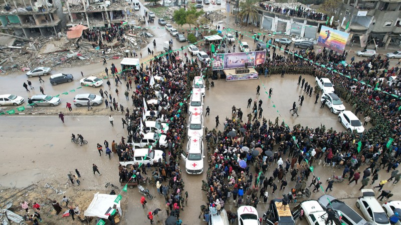 Avera Mengistu, yang memasuki Gaza sekitar satu dekade lalu dan telah ditahan di sana sejak itu, dan Tal Shoham, seorang sandera yang ditahan di Gaza sejak serangan mematikan 7 Oktober 2023, dibebaskan sebagai bagian dari gencatan senjata dan kesepakatan pertukaran sandera-tahanan antara Hamas dan Israel, di Rafah, di Jalur Gaza selatan, 22 Februari 2025. (REUTERS/Hatem Khaled)