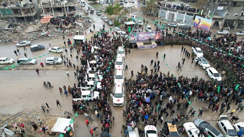 Avera Mengistu, yang memasuki Gaza sekitar satu dekade lalu dan telah ditahan di sana sejak itu, dan Tal Shoham, seorang sandera yang ditahan di Gaza sejak serangan mematikan 7 Oktober 2023, dibebaskan sebagai bagian dari gencatan senjata dan kesepakatan pertukaran sandera-tahanan antara Hamas dan Israel, di Rafah, di Jalur Gaza selatan, 22 Februari 2025. (REUTERS/Hatem Khaled)
