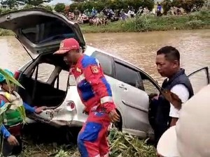 Salah Pindahkan Gigi, Mobil Malah Nyemplung ke Sungai di Bandung