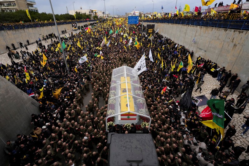 Para pelayat berkumpul pada hari upacara pemakaman umum untuk mendiang pemimpin Hizbullah Hassan Nasrallah dan Hashem Safieddine, yang tewas dalam serangan udara Israel tahun lalu, di Stadion Olahraga Camille Chamoun, di pinggiran Beirut, Lebanon, 23 Februari 2025. (REUTERS/Thaier Al-Sudani)