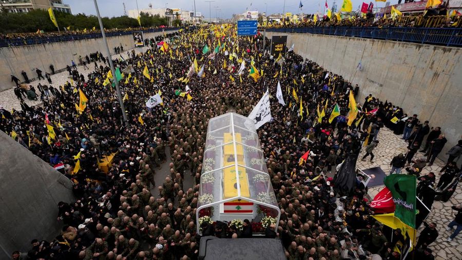 Para pelayat berkumpul pada hari upacara pemakaman umum untuk mendiang pemimpin Hizbullah Hassan Nasrallah dan Hashem Safieddine, yang tewas dalam serangan udara Israel tahun lalu, di Stadion Olahraga Camille Chamoun, di pinggiran Beirut, Lebanon, 23 Februari 2025. (REUTERS/Thaier Al-Sudani)