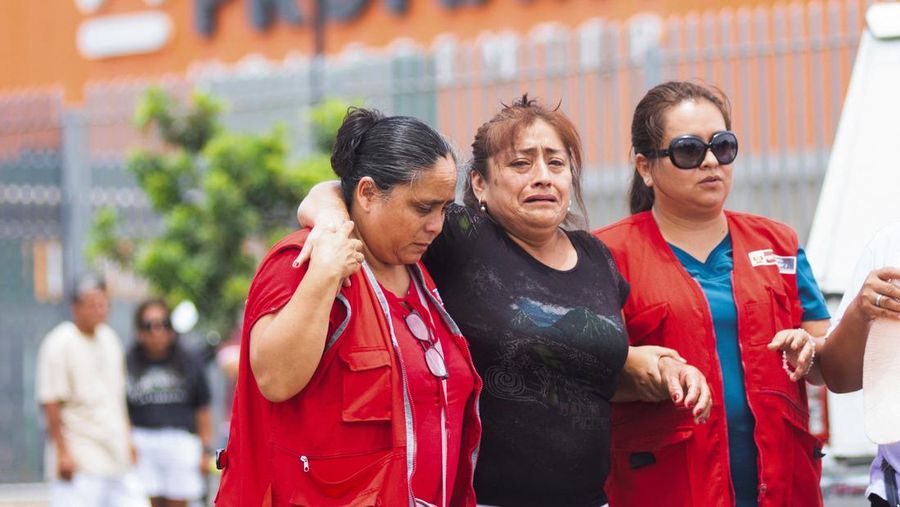 Setidaknya enam orang tewas dan 78 lainnya terluka setelah atap pusat jajanan di sebuah pusat perbelanjaan di Peru utara runtuh, kata pihak berwenang pada Sabtu (21/2/2025). (Tangkapan Layar Video Reuters/PANAMERICANA TV / MINISTRY OF INTERIOR)