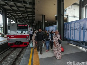 Massa Masuk Rel, KRL Tanah Abang Hanya Sampai Kebayoran