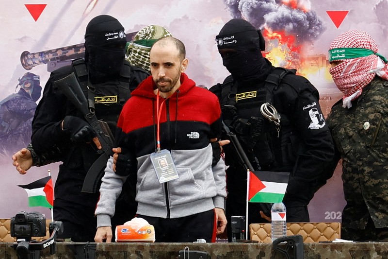 Avera Mengistu, yang memasuki Gaza sekitar satu dekade lalu dan telah ditahan di sana sejak itu, dan Tal Shoham, seorang sandera yang ditahan di Gaza sejak serangan mematikan 7 Oktober 2023, dibebaskan sebagai bagian dari gencatan senjata dan kesepakatan pertukaran sandera-tahanan antara Hamas dan Israel, di Rafah, di Jalur Gaza selatan, 22 Februari 2025. Avera Mengistu, yang memasuki Gaza sekitar satu dekade lalu dan telah ditahan di sana sejak itu, dan Tal Shoham, seorang sandera yang ditahan di Gaza sejak serangan mematikan 7 Oktober 2023, dibebaskan sebagai bagian dari gencatan senjata dan kesepakatan pertukaran sandera-tahanan antara Hamas dan Israel, di Rafah, di Jalur Gaza selatan, 22 Februari 2025. (REUTERS/Hatem Khaled)