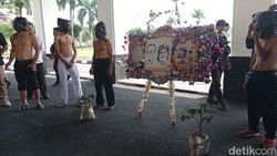 Cara Nyentrik Aktivis Kirim Karangan Bunga Sampah ke Balekota Tasikmalaya