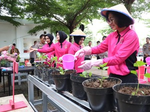 Bhayangkari Mojokerto Kota Manfaatkan Satpas untuk Pekarangan Pangan Lestari