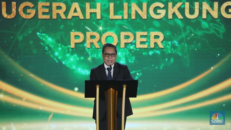 DEPUTI BIDANG PENGENDALIAN PENCEMARAN DAN KERUSAKAN LINGKUNGAN, KEMENTERIAN LINGKUNGAN HIDUP/BADAN PENGENDALIAN LINGKUNGAN HIDUP RI, RASIO RIDHO SANI Menyampaikan laporan dalam Anugerah Lingkungan Proper di Jakarta, Senin (24/2/2025). (CNBC Indonesia/Tri Susilo)