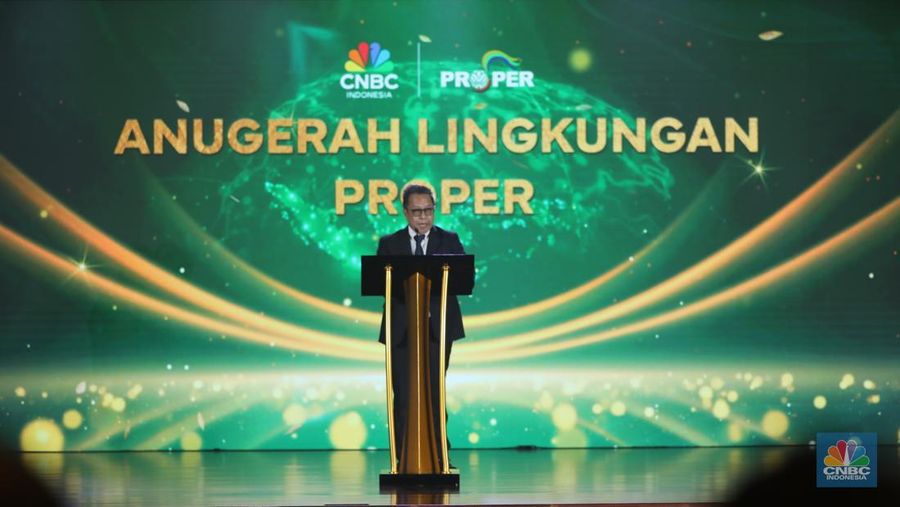 DEPUTI BIDANG PENGENDALIAN PENCEMARAN DAN KERUSAKAN LINGKUNGAN, KEMENTERIAN LINGKUNGAN HIDUP/BADAN PENGENDALIAN LINGKUNGAN HIDUP RI, RASIO RIDHO SANI Menyampaikan laporan dalam Anugerah Lingkungan Proper di Jakarta, Senin (24/2/2025). (CNBC Indonesia/Tri Susilo)