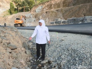 Khofifah Instruksikan Perbaikan Jalan Rusak di Jember dalam 3 Bulan