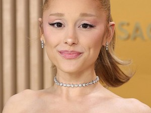 Waspada! Gaya Rambut Favorit Ariana Grande Ini Bisa Picu Sakit Leher Permanen