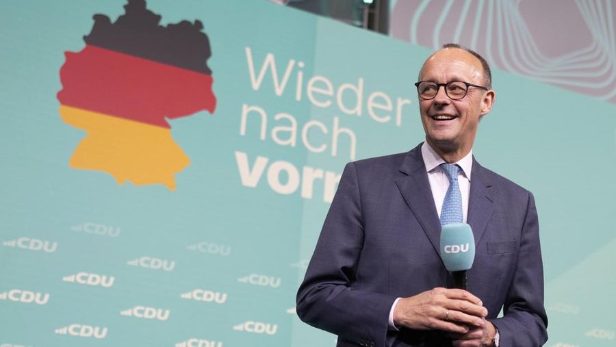 Friedrich Merz, kandidat partai konservatif arus utama Persatuan Demokratik Kristen, tersenyum saat berbicara kepada para pendukungnya di kantor pusat partai di Berlin, Jerman, Minggu, 23 Februari 2025, setelah pemilihan nasional Jerman. (AP Photo/Markus Schreiber)