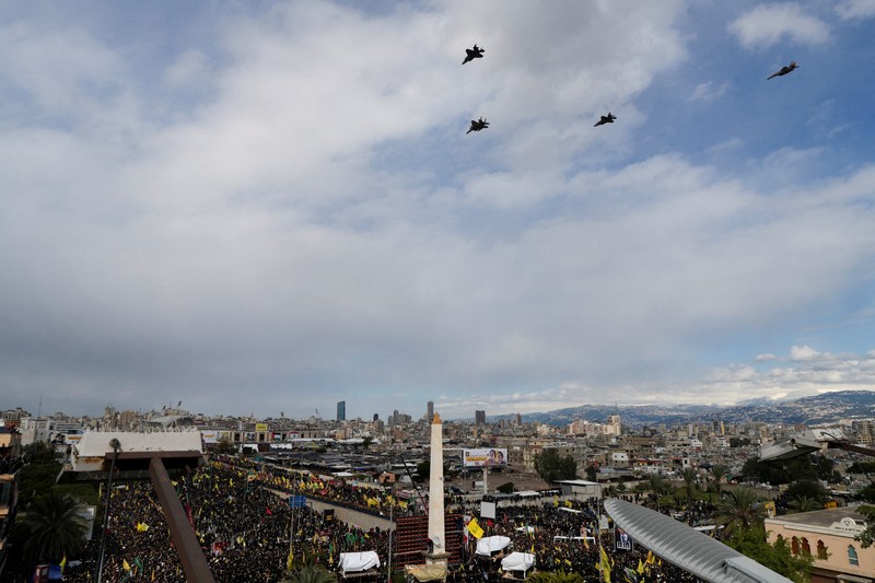 Jet tempur Israel terbang selama upacara pemakaman umum pemimpin Hizbullah Hassan Nasrallah dan Hashem Safieddine, yang tewas dalam serangan udara Israel tahun lalu, di pinggiran Beirut, Lebanon, 23 Februari 2025. Jet tempur Israel terbang selama upacara pemakaman umum pemimpin Hizbullah Hassan Nasrallah dan Hashem Safieddine, yang tewas dalam serangan udara Israel tahun lalu, di pinggiran Beirut, Lebanon, 23 Februari 2025. (REUTERS/Ali Allouch)