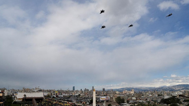 Jet tempur Israel terbang selama upacara pemakaman umum pemimpin Hizbullah Hassan Nasrallah dan Hashem Safieddine, yang tewas dalam serangan udara Israel tahun lalu, di pinggiran Beirut, Lebanon, 23 Februari 2025. (REUTERS/Ali Allouch)