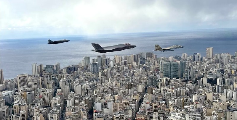 Jet tempur Israel terbang selama upacara pemakaman umum pemimpin Hizbullah Hassan Nasrallah dan Hashem Safieddine, yang tewas dalam serangan udara Israel tahun lalu, di pinggiran Beirut, Lebanon, 23 Februari 2025. Jet tempur Israel terbang selama upacara pemakaman umum pemimpin Hizbullah Hassan Nasrallah dan Hashem Safieddine, yang tewas dalam serangan udara Israel tahun lalu, di pinggiran Beirut, Lebanon, 23 Februari 2025. (REUTERS/Ali Allouch)