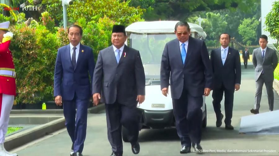 (Kiri-Kanan) Mantan Presiden RI ke - 7 Joko Widodo, Presiden Prabowo Subianto, Mantan Presiden RI ke - 6, Susilo Bambang Yudhoyono (SBY) tiba di Istana Merdeka, Jakarta, Senin (24/2/2025). (Tangkapan Layar Youtube Sekretariat Presiden)