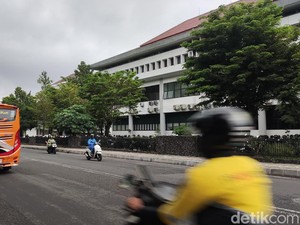 Viral Warganet Sambat Trotoar UGM buat Jualan, Lapak Ditawarkan Rp 55 Juta