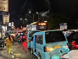 Massa Demo Kini Tutup Jalan di Depan Kampus UMI Makassar, Lalin Lumpuh