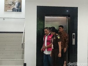 Tersangka Korupsi LCC, Mantan Bupati Lobar Zaini Arony Ditahan di Rutan Praya